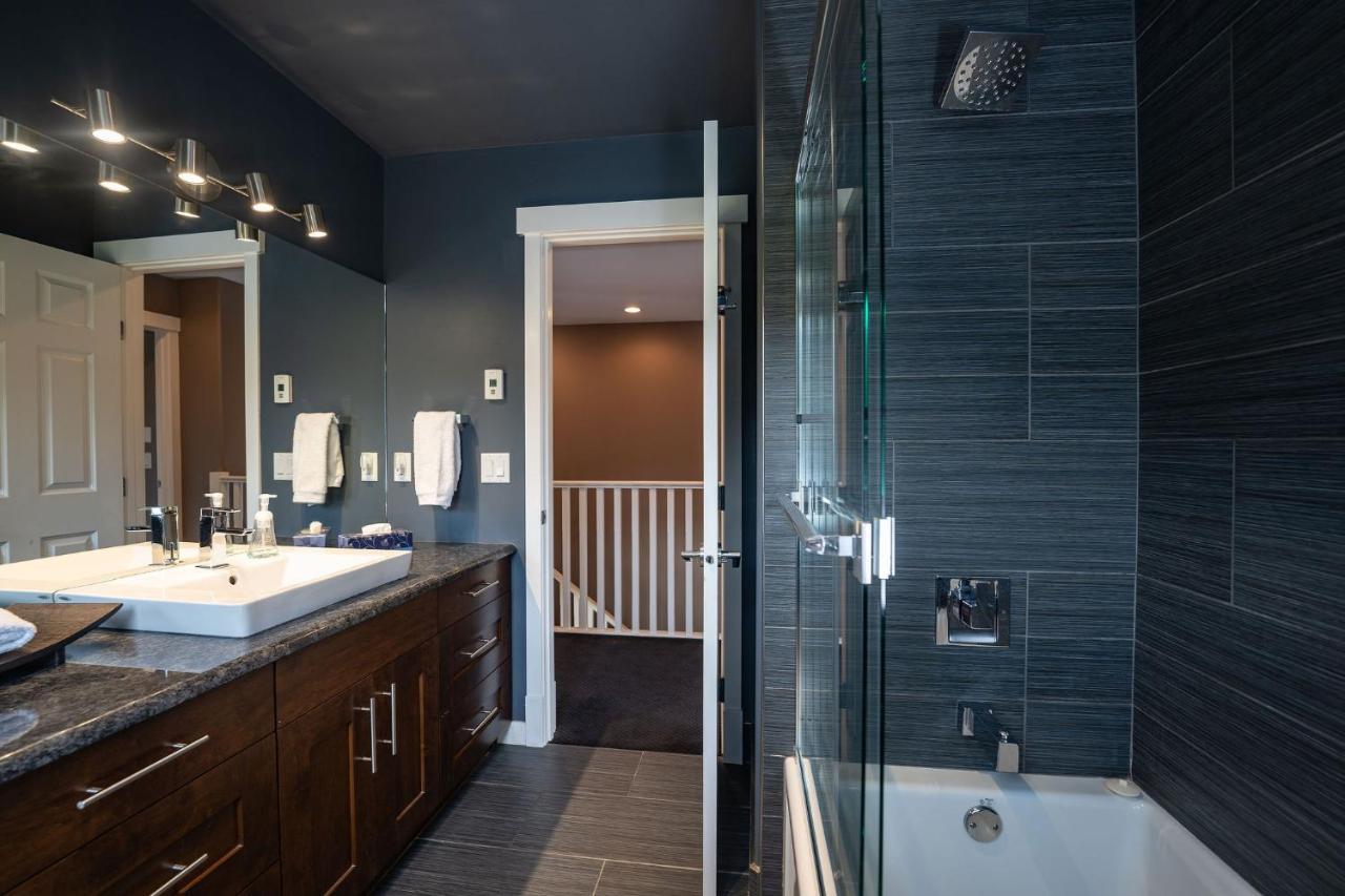 Aspen Lodge By Revelstoke Vacations Esterno foto